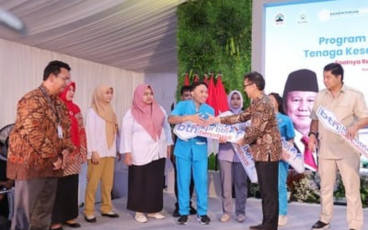 Penyerahan kunci rumah bersubsidi di Kendal, Jawa Tengah, pada Senin, 28 April 2025.