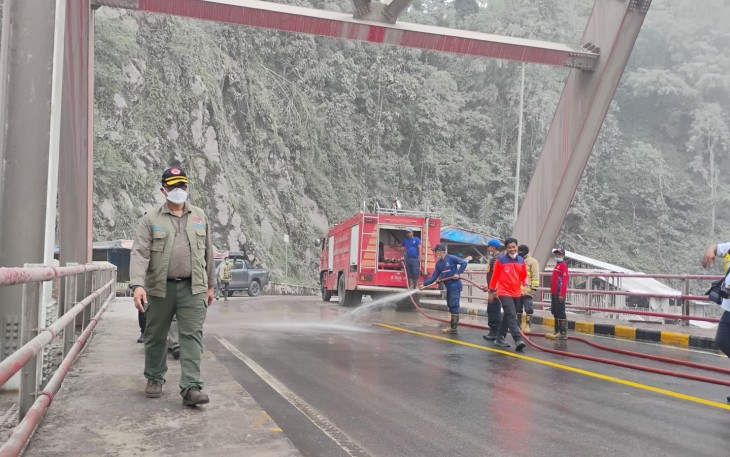 Deputi Bidang Sistem dan Strategi BNPB Dr. Raditya Jati meninjau salah satu lokasi terdampak pascaerupsi Gunung Semeru, pada Kamis (20/11).