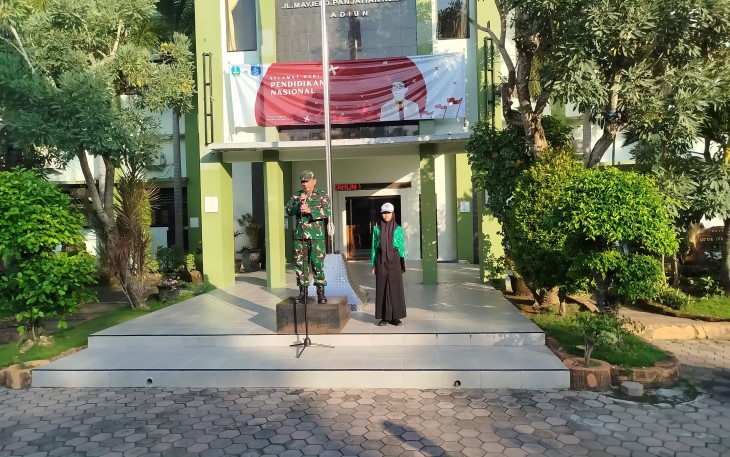 Anggota Koramil 0803/01 Taman saat Tanamkan Kedisiplinan Bagi Siswa Siswi SMKN 3 Madiun