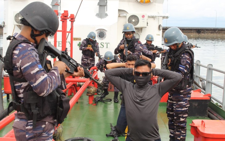 Prajurit Satlinlamil 3 saat Latihan VBSS di Perairan Makassar