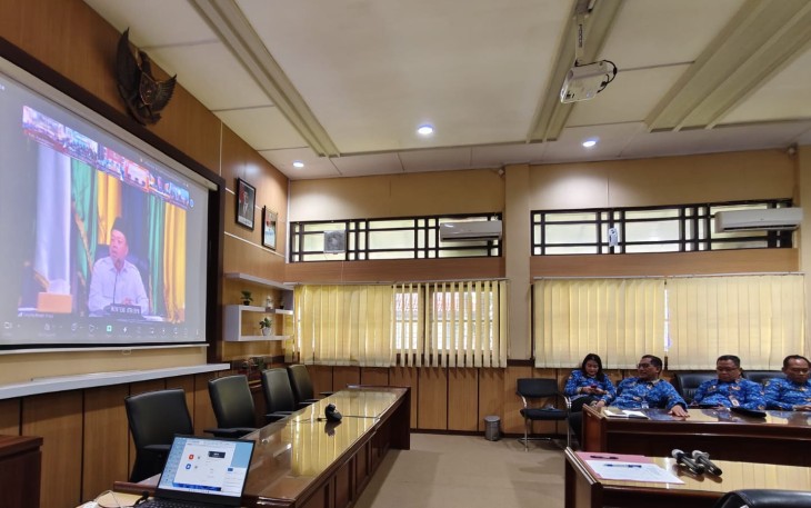 Sejumlah Kepala OPD saat menyimak tayangan virtual keterangan Menteri ATRBTN Nusron Wahid, di Ruang Garuda Kantor Bupati Karanganyar, Senin (1732025).