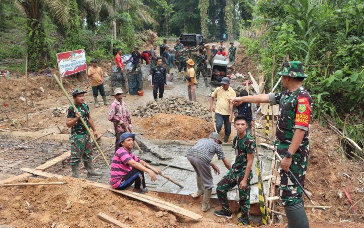 Selaku Dansatgas, saya Kolonel Inf. Widi Rahman meninjau pembangunan infrastruktur plat duiker, memberi arahan dan memastikan kebutuhan material serta pengecoran lancar sesuai perencanaan.