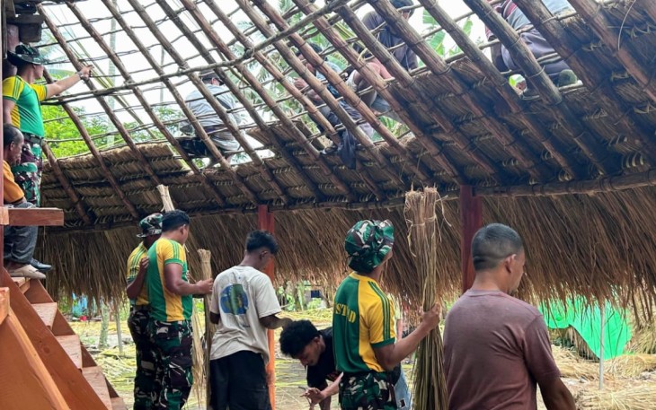 Satgas Pamtas dan Warga Kobalima Timur saat bangun Rumah Adat Kolibein