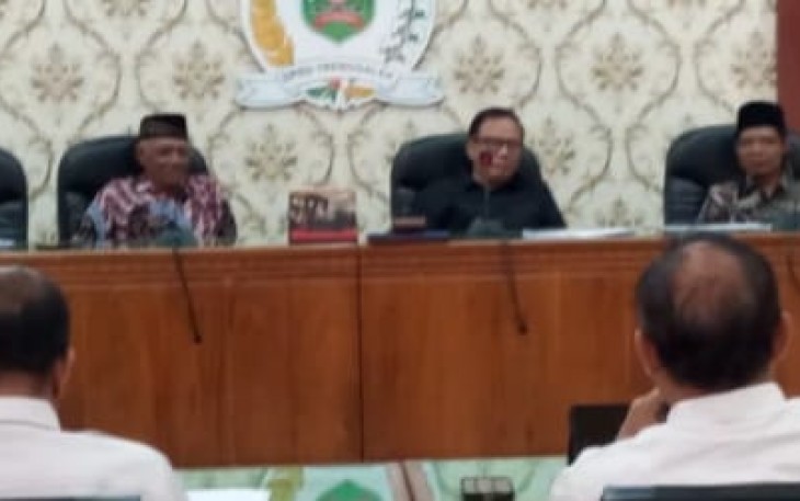 Suasana rapat Komisi I bersama Dinas PMD di Aula DPRD Kabupaten Trenggalek