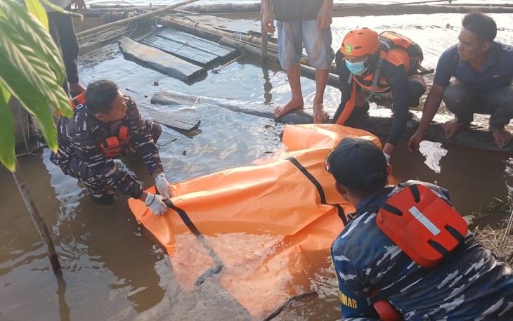 TNI AL dan Tim SAR Gabungan saat Evakuasi Korban Tenggelam di Sungai Lematang