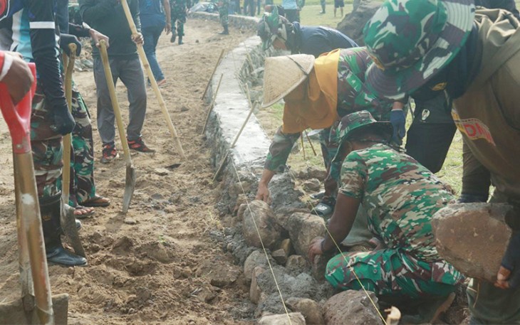 Semangat gotong royong masyarakat Tope Jawa bersama prajurit TNI menjadi “nafas baru” bagi desa yang dulunya dianggap tertinggal.