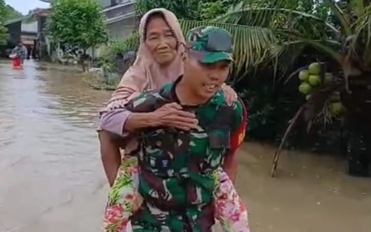 Personel TNI Evakuasi Warga Terdampak Banjir