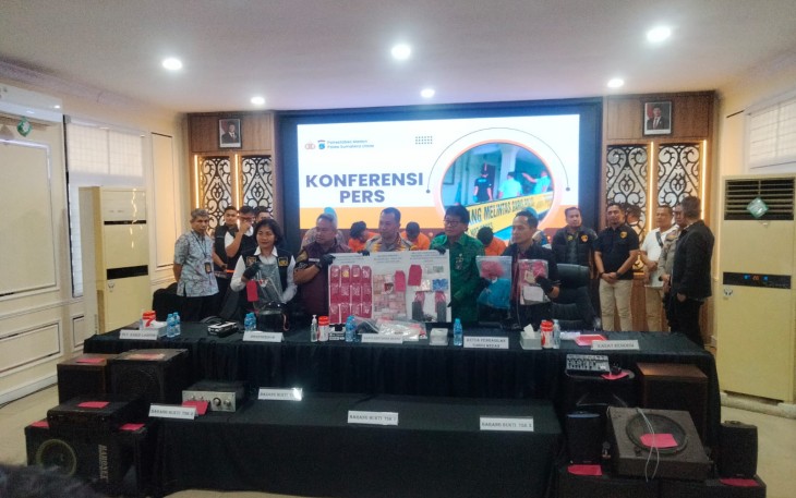Kapolrestabes Medan Kombes Jean Calvijn Simanjuntak saat konferensi pers di Aula Bhayangkara Polrestabes Medan, Jumat (21/11/2025).