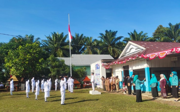 Upacara Peringati HUT ke-80 RI di halaman kantor Desa Tirta Mulya, pada Minggu (17/08/25).