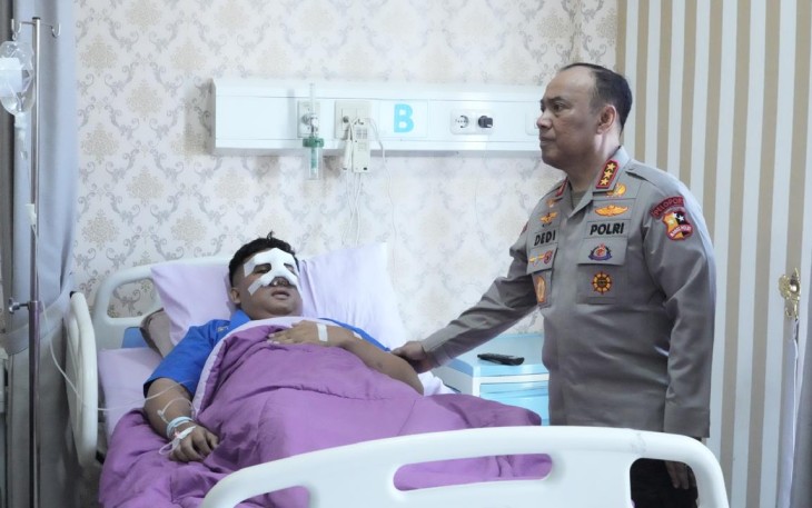Wakapolri Komjen Pol Dedi Prasetyo saat kunjungan ke Rumah Sakit Bhayangkara Tingkat I Pusdokkes Polri untuk meninjau kondisi pasien korban demonstrasi yang berlangsung di Gedung DPR/MPR beberapa waktu lalu.
