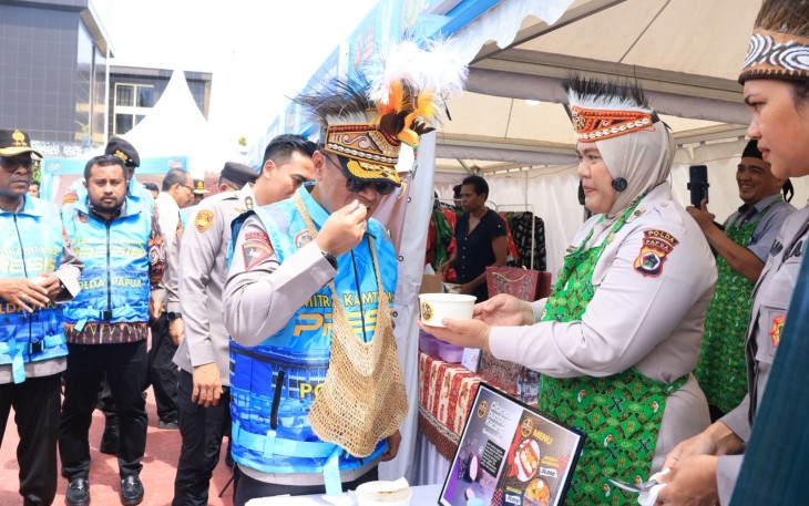 Wakapolri Komjen Pol Prof. Dr. Dedi Prasetyo bersama Kapolda Papua saat meninjau sejumlah kegiatan sosial dan pemberdayaan ekonomi masyarakat