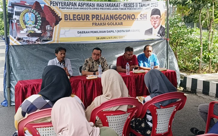 Wakil Ketua DPRD Jawa Timur dari Fraksi Golkar, Blegur Prijanggono saat melaksanakan agenda Reses II Tahun 2025 di kawasan Krukah Timur (Kalisumo)/Bratang, Kecamatan Gubeng, Surabaya, Sabtu (28/6/2025). 