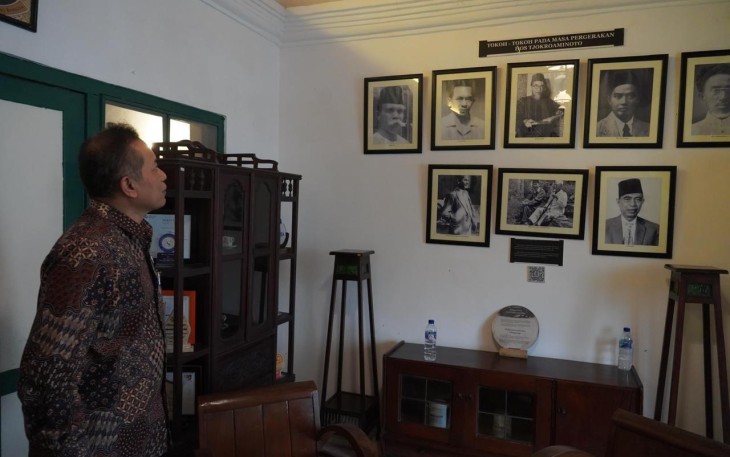 Wakil Menteri Koperasi (Wamenkop) Ferry Juliantono saat mengunjungi rumah HOS Tjokroaminoto di Surabaya, Jumat (11/04).