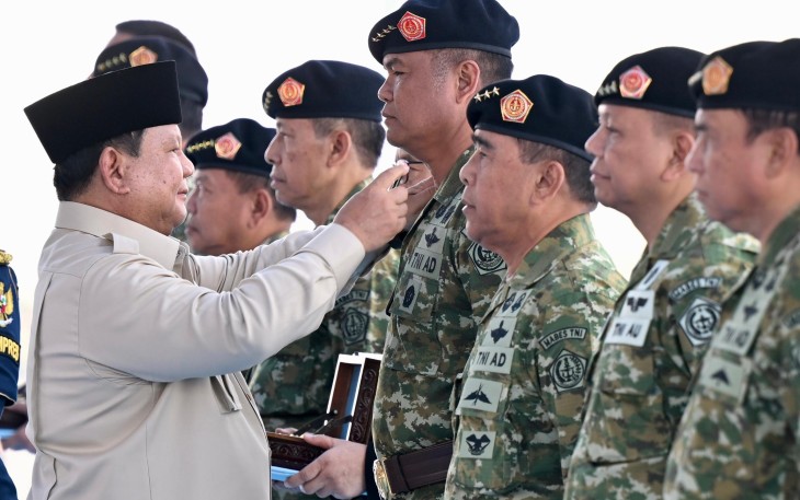 Presiden Republik Indonesia Prabowo Subianto saat secara resmi melantik Jenderal TNI Tandyo Budi R. sebagai Wakil Panglima Tentara Nasional Indonesia (TNI) di Lanud Suparlan, Pusat Pendidikan dan Latihan Pasukan Khusus (Pusdiklatpassus), Batujajar, Jawa Barat, Minggu (10/8/2025).