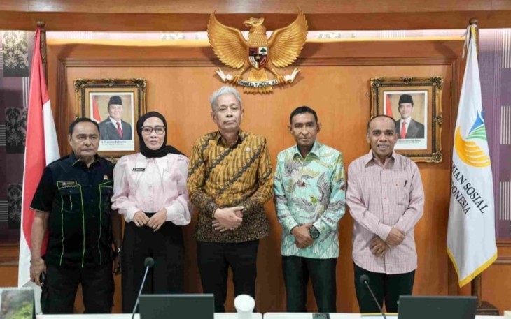 Wakil Menteri Sosial Agus Jabo Priyono saat menerima kunjungan Wali Kota Tual H. Yani Renuat, Ketua DPRD Kota Tual Aisa Renhoat, Bupati Banggai Kepulauan Rusli Moidady serta Sekretaris Daerah Kabupaten Parigi Moutong Zulfinasaran.