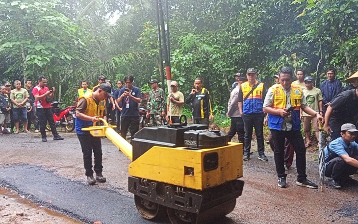 Gotong Royong Perbaiki Jalan Rusak Sepanjang 15 KM