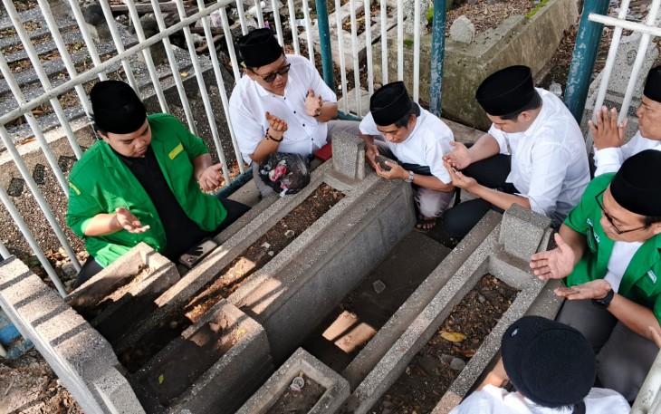 Forkom Jurnalis Nahdliyin bersama GP Ansor Surabaya ziarah ke makam Wali Kota Surabaya pertama, dr. Radjamin Nasution di Hari Jadi Kota Surabaya ke-732