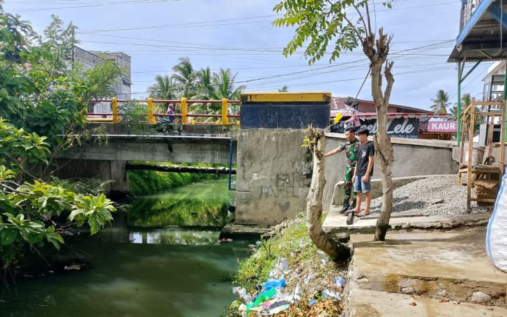 Satgas TMMD Ke-124 Kodim 0408/BS Bersama Warga Pantau Aliran Sungai