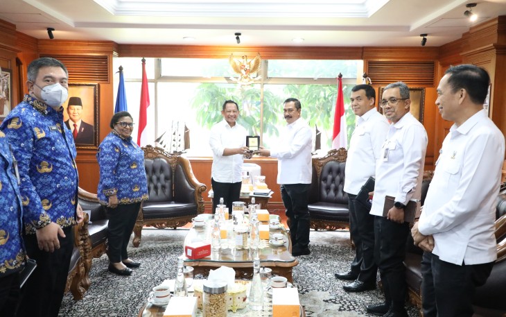 Menteri Dalam Negeri (Mendagri) Muhammad Tito Karnavian menerima kunjungan Menteri Imigrasi dan Pemasyarakatan (Imipas) Agus Andrianto di Kantor Pusat Kementerian Dalam Negeri (Kemendagri), Jakarta, Senin (2/6/2025)