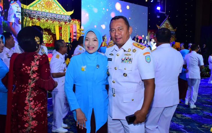 Panglima Komando Lintas Laut Militer (Pangkolinlamil) Laksamana Muda TNI Rudhi Aviantara, I.H., S.E., M.Si., M.Tr.(Han)., CHRMP., bersama Ketua Gabungan Jalasenastri Kolinlamil Ny. Hesti Rudhi Aviantara menghadiri puncak peringatan Hari Ulang Tahun (HUT) ke-79 Jalasenastri di Graha Jalapuspita, Jakarta Pusat, Rabu (27/08)