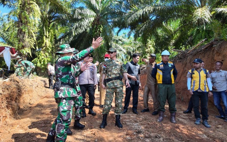 Kasiter Rem 041/Gamas Tinjau Langsung Lokasi Pembuatan Jalan TMMD Ke-124 Kodim 0408/BS