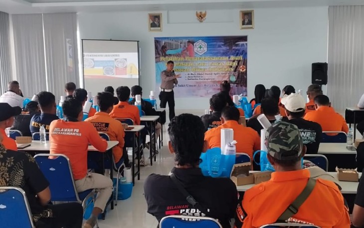 Puluhan driver ambulans se-Kabupaten Karanganyar mengikuti pelatihan intensif penanganan darurat kecelakaan lalu lintas, di Aula RS Jati Husada, Sabtu (27/12/2025).