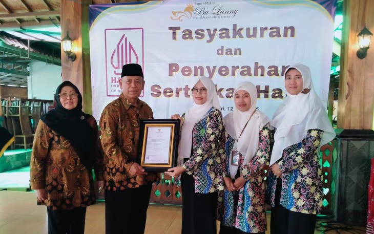 Majelis Ulama Indonesia (MUI) Kabupaten Kediri bersama Lembaga Pemeriksa Halal Unisma menyerahkan sertifikat halal kepada pelaku usaha Rumah Makan Bu Lanny