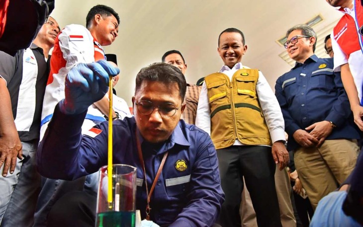 Menteri Bahlil saat mengecek kualitas BBM di SPBU wilayah Kota Baubau Sultra, Minggu (9/3)