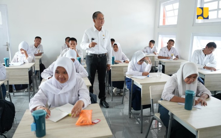 Menteri Dody saat meninjau Sekolah Rakyat Sentra Terpadu Prof. Dr. Soeharso, Bantul, Senin (11/8/2025)