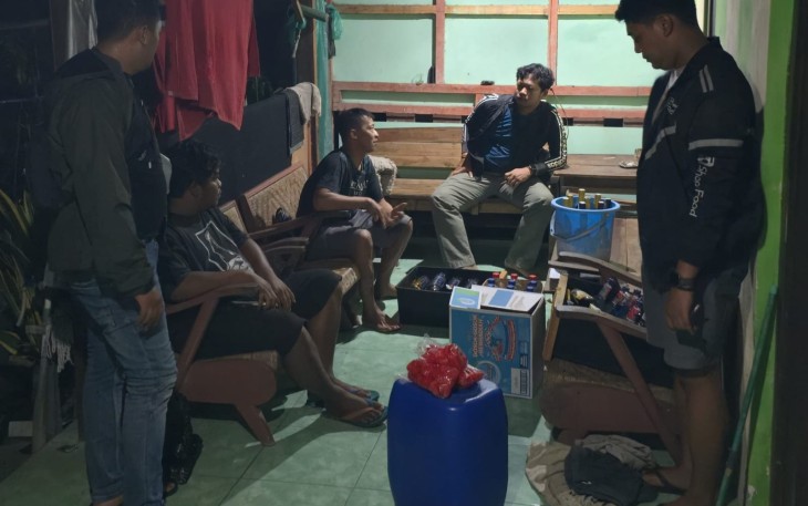 Petugas Satreskrim Polres Karanganyar saat menggerebek sebuah rumah tempat peredaran miras ilegal di wilayah Karanganyar, Rabu (1/10/2025)