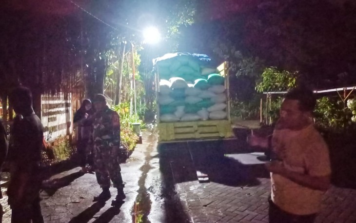 Babinsa Posramil Gerih Kodim 0805/ Ngawi Serka Istamar bersama petugas Bulog, Sdr. Ikhwan, melaksanakan kegiatan Serap Gabah Petani (Sergap) hasil panen padi di Desa Guyung, Kecamatan Gerih, Kabupaten Ngawi, Selasa (6/5/2025)