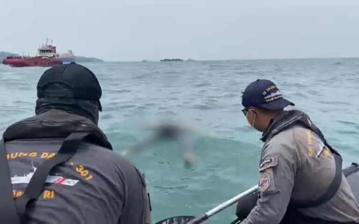 Bakamla RI saat Evakuasi Jenazah yang Mengapung di Perairan Cilegon
