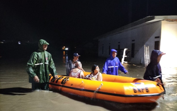 Hujan dengan intensitas tinggi yang berlangsung cukup lama menyebabkan banjir yang mengakibatkan terendamnya Desa Air Lintang, di Kecamatan Muara Enim, Kabupaten Muara Enim, Provinsi Sumatera Selatan, pada Sabtu (15/6)