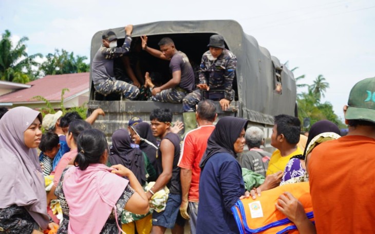 Satgas Gulbencal Kodaeral I, TNI AL melaksanakan penyaluran sembako dan makanan kepada warga di sejumlah desa yang terdampak banjir di wilayah Kabupaten Aceh Tamiang, Sabtu (13/12).