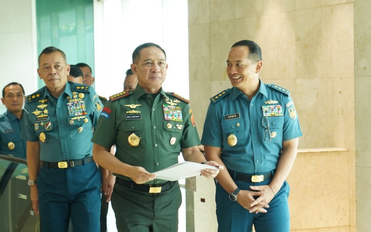 Panglima TNI Jenderal TNI Agus Subiyanto bersama Menteri Pertahanan (Menhan) RI Sjafrie Sjamsoeddin, didampingi para Kepala Staf Angkatan, menghadiri Rapat Kerja bersama Komisi I DPR RI dengan agenda Pembahasan Kondisi Geopolitik dan Skema Pertahanan Indonesia, bertempat di Ruang Rapat Komisi I, Gedung Nusantara II, Jakarta Pusat, Rabu (2/7/2025)