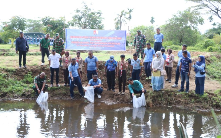 Mendukung Akselerasi Ketahanan Pangan Nasional, Lanud Sutan Sjahrir bersama Dinas Perikanan Provinsi Sumbar melaksanakan penebaran benih ikan di Kolam Ikan kawasan Driving Range Lanud Sutan Sjahrir, Jumat (28/02/2025)