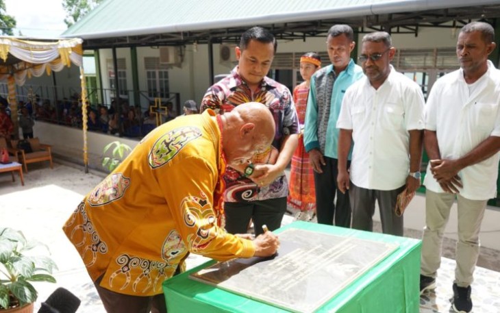 Bupati Biak Numfor Markus Octovianus Mansnembra didampingi Dandim 1708/BN Letkol Inf Marsen Sinaga, S.Hub.Int., M.Han tandatangani prassati peresmian dan syukuran Gedung Serba Guna GKI Raja Damai Korem di Biak, Minggu (6/4/2025)