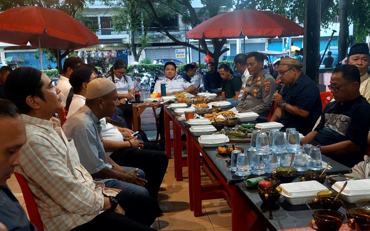 Wakil Walikota Bitung, Randito Maringka saat gelar buka puasa bersama dengan wartawan dan masyarakat