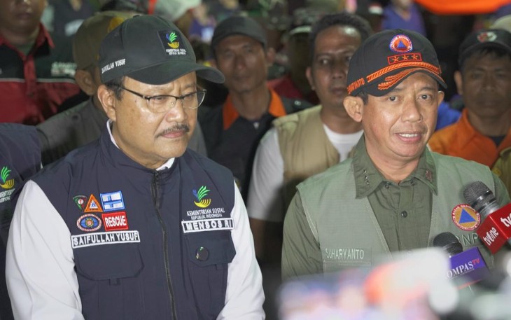 Kepala Badan Nasional Penanggulangan Bencana (BNPB) Letjen TNI Dr. Suharyanto meninjau lokasi pengungsian masyarakat terdampak banjir di Kota Bekasi, yang berlokasi di Gudang Logistik BNPB di Jalan Pondok Gede Permai, Jatirasa, Kecamatan Jatiasih, Kota Bekasi, Jawa Barat, Selasa (4/3) malam