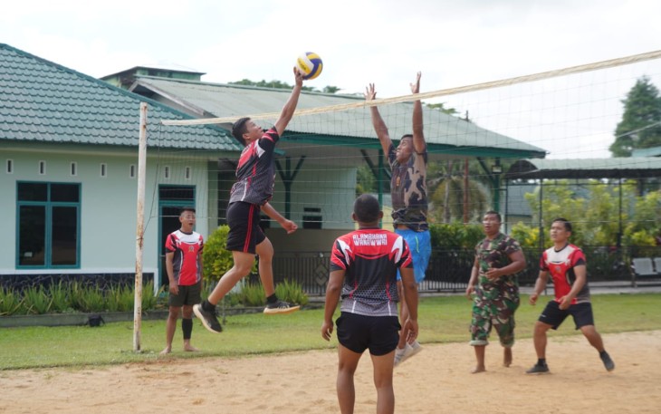 Personel Korem 121/ABW Gelar Olah Raga Bola Voli