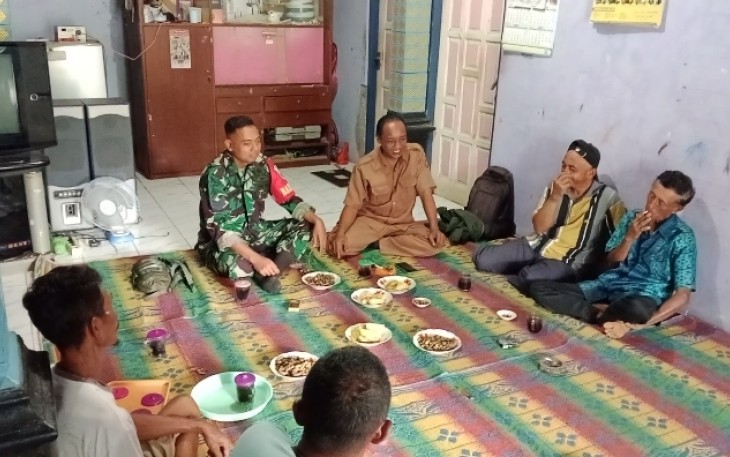 Babinsa saat Laksanakan Komsos dengan Kelompok Tani