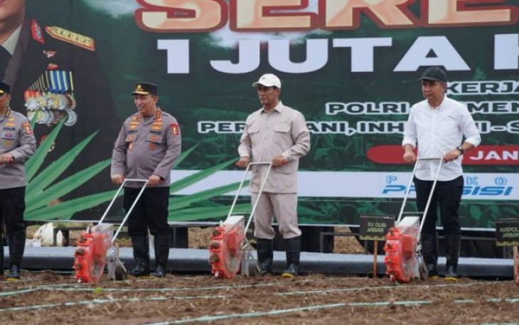 Mentan Amran bersama Kapolri Jenderal Listyo Sigit Prabowo memimpin kegiatan tanam jagung serentak seluas 1 juta hektar yang melibatkan 19 provinsi di Indonesia.