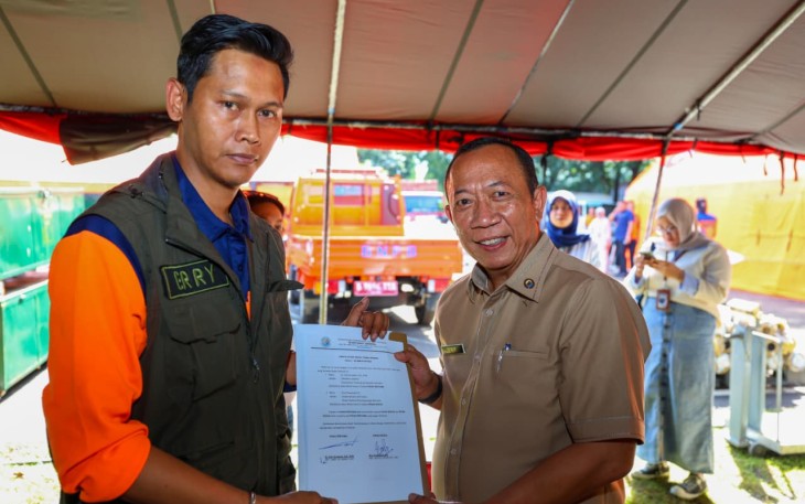 Kementerian Transmigrasi menyerahkan bantuan kemanusiaan berupa bahan pangan dan obat-obatan sebanyak 8 truk melalui Badan Nasional Penanggulangan Bencana (BNPB)