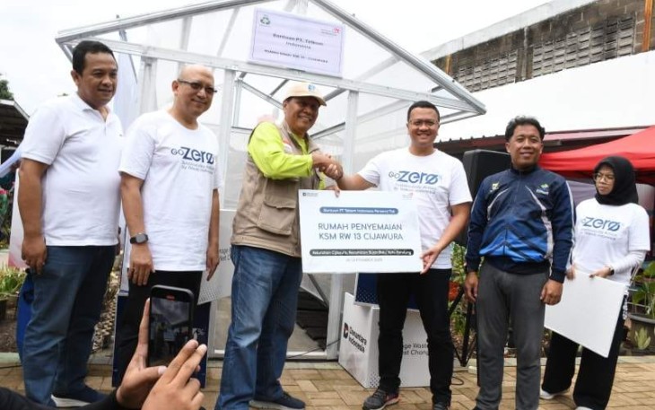 VP Sustainability Telkom Gunawan Wasisto dan GM Telkom Witel Bandung Ferry Zuljanna saat mengunjungi Desa Cijawura, Kecamatan Buah Batu, Kota Bandung