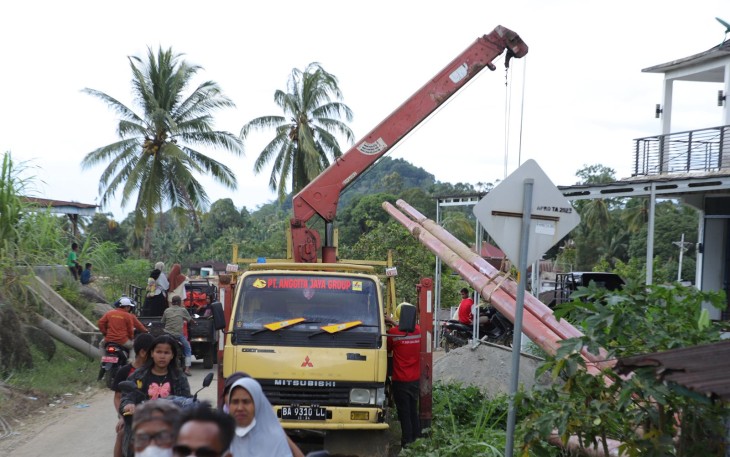 Percepatan instalasi tiang listrik di Kecamatan Palembayan, Kabupaten Agam, Sumatera Barat, Rabu (3/12)
