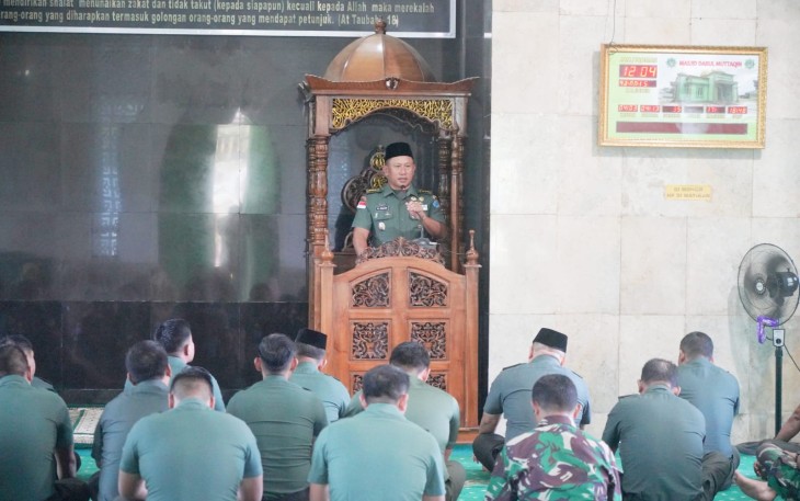  Kasrem 121/Abw Kolonel Inf Mohamad Isnaeni, S.E., M.M., memberikan pembinaan mental dan pembinaan rohani kepada para Prajurit dan Persit Korem 121/Abw, bertempat di Masjid Darul Muttaqin Korem 121/Abw, Sintang, Kalimantan Barat, Rabu (24/04/2025)