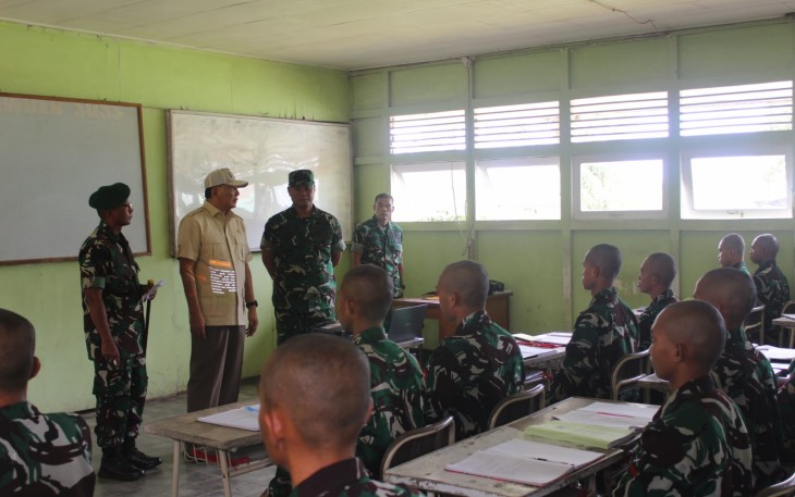Komandan Korem 121/Abw Brigjen TNI Purnomosidi, S.I.P., M.A.P., M.Han., dampingi Pangdam XII/Tanjungpura, Mayjen TNI Jamallulael, S.Sos., M.Si., menerima kunjungan Menteri Pertahanan Republik Indonesia, Letjen TNI Purn Sjafrie Sjamsoeddin, dalam kunjungan kerja ke wilayah Kodam XII/Tpr khususnya di Kota Singkawang, Jumat (14/3/2025)