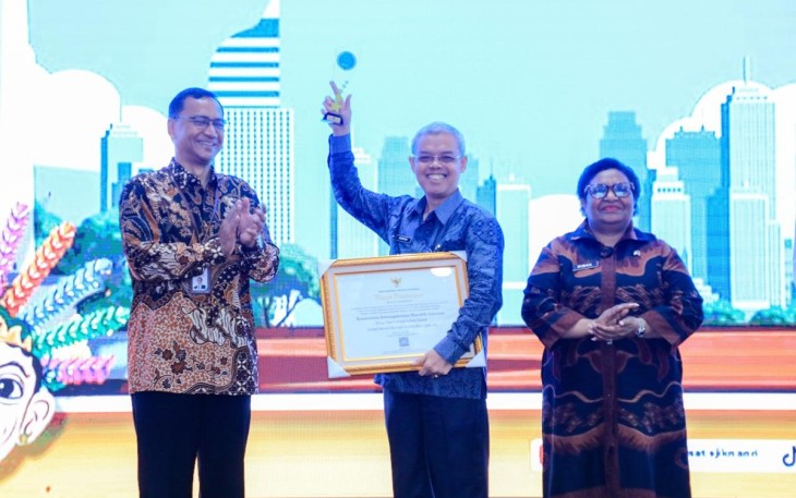 Sekjen Kemnaker Chris Kuntadi saat menerima penghargaan ANRI di Jakarta, Kamis (26/6)