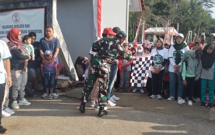 Babinsa 0801/10 Punung Kawal Kegiatan Jalan Sehat Memeriahkan HUT RI Ke 80