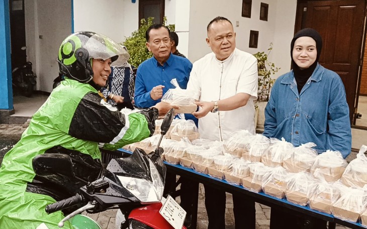 Demokrat Jatim Bagi 1000 Paket Takjil di Bulan Ramadan